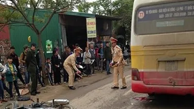 Clip đôi nam nữ thoát chết hi hữu dưới gầm xe buýt