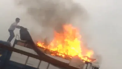 Xe tải chở giày dép bốc cháy ngùn ngụt trên quốc lộ