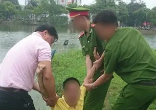 Nam thanh niên nhảy xuống hồ Gươm vì tưởng mình là cá