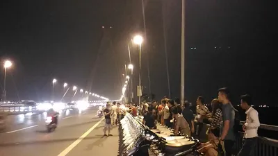 Mở 'triển lãm' xe máy trên cầu Nhật Tân để... chụp ảnh