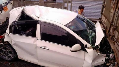 Tai nạn liên hoàn, xe tải lật ngang, xe con bẹp dúm