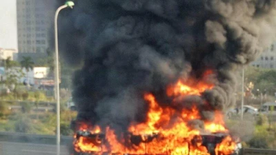 Xe khách cháy trơ khung trên đại lộ Thăng Long