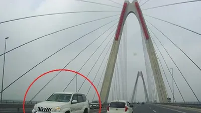 Xe biển xanh, 4 ôtô chạy ngược chiều trên cầu Nhật Tân