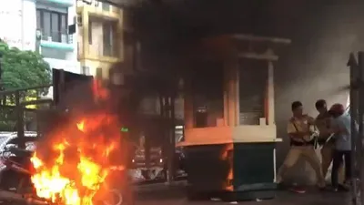 Bị CSGT xử phạt, đốt luôn xe máy