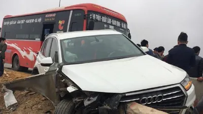 Tai nạn liên hoàn trên cao tốc, xe Audi bị tông nát 