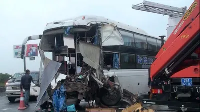 Clip xe cứu hỏa va chạm xe khách, 1 cảnh sát tử vong