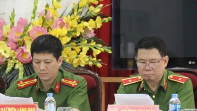 Ném xăng vào người con nợ rồi châm lửa đốt 