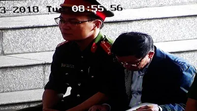 Phan Văn Vĩnh chăm chú đọc từng trang cáo trạng truy tố mình