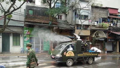 Quân đội phun khử trùng tại nơi có ca nhiễm COVID-19 thứ 17