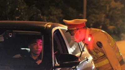 CSGT xuyên đêm kiểm soát phương tiện trên cao tốc