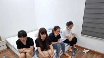 11 người Trung Quốc cố thủ trong nhà khi cảnh sát phát hiện