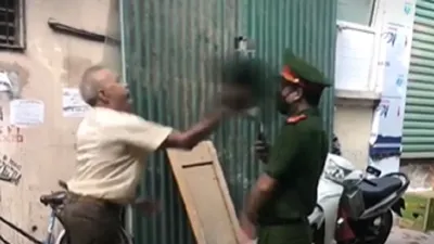 Bị nhắc đeo khẩu trang, cụ ông dùng mũ cối đánh công an