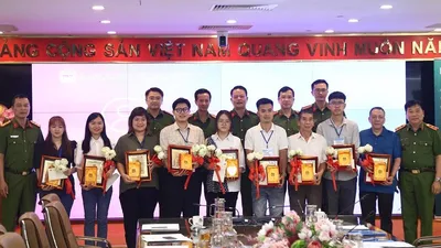 10 công dân Việt Nam đầu tiên được cấp tài khoản định danh điện tử