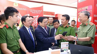 Bộ Công an: Sẽ có Nghị định mới liên quan đến xuất trình sổ hộ khẩu