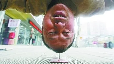 Kinh hoàng với màn 'trồng cây chuối' trên đinh sắt