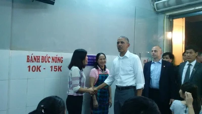 Tổng thống Mỹ Obama thưởng thức bún chả Lê Văn Hưu