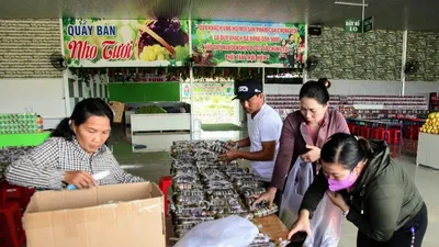 2.500 đòn bánh tét gửi đồng bào miền Trung 