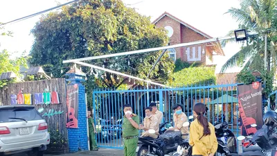 Chủ quán cà phê tử vong trong nhà tắm ở tư thế treo cổ