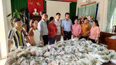 Dân góp gạo nấu cơm giúp ấm lòng chiến sĩ giữ an ninh trật tự ở Cư Kuin