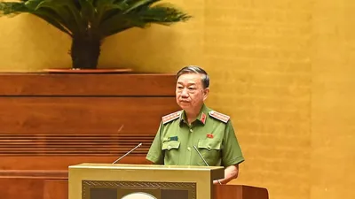 Ba bộ trưởng trả lời chất vấn về cá cược đua ngựa, bóng đá quốc tế