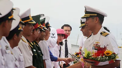 Đại tá gốc Việt dẫn đầu hai chiến hạm Mỹ thăm Đà Nẵng