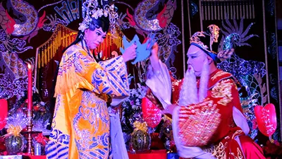 Cúng Tổ bằng nước hoa, tiền USD và chuyện nghề từ cái lưỡi heo 