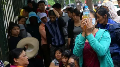 ‘Thánh cô’ chữa bách bệnh trước BV