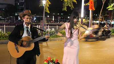 Anh công nhân làm nghệ sĩ đường phố Sài Gòn