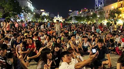 Cấm tụ tập ăn uống trên phố đi bộ Nguyễn Huệ