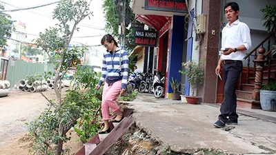 Nhà dân trồi, sụt theo nền đường