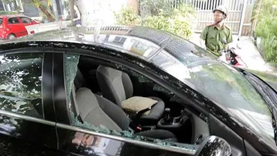 Truy bắt băng nhóm chuyên đập kính ô tô ở Bình Dương