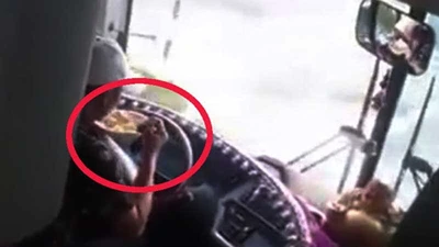 Vừa lái xe vừa ăn mì: Cách nào xử phạt?