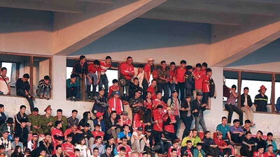 Tiếng chửi đồng thanh trên sân Lạch Tray