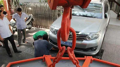 Quận 1 cẩu xe biển xanh, đập tường lấn vỉa hè