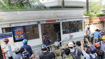 Dọn vỉa hè, trụ sở khu phố cũng bị đập 