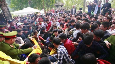 Tranh cướp tại lễ hội là suy thoái đạo đức