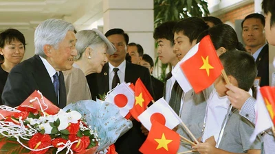 Nhật hoàng và hoàng hậu bắt đầu thăm Việt Nam