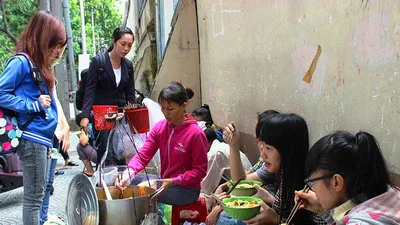 Quận 1 sắp xếp cho dân bán hàng rong trên... Facebook