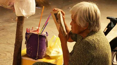 Bà Trình nghiện sách cũ