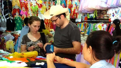 Tiểu thương ‘chém’ tiếng Anh như gió