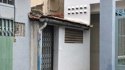 Tá hỏa vì lỡ mua nhà trên cống 