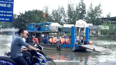 Người Sài Gòn xếp hàng chờ đò qua sông