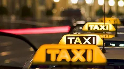 “Cuộc chiến” giữa taxi truyền thống với Uber, Grab