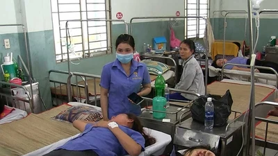 Đang làm việc, hàng chục công nhân ngất xỉu