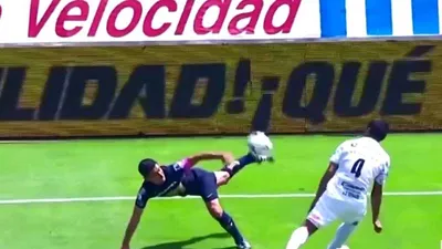 Những pha 'làm xiếc' trong bóng đá