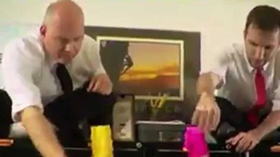 Nhân viên văn phòng sáng tạo với giấy ghi chú