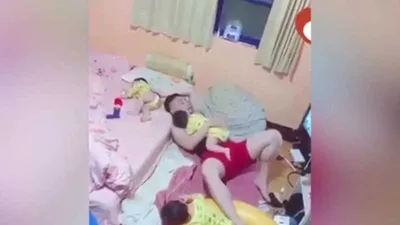 Ông bố một mình ru 3 con ngủ