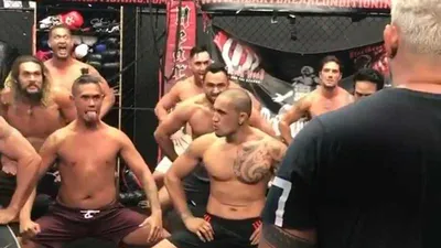 Võ sĩ MMA khởi động bằng vũ điệu độc đáo