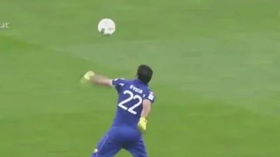 Thủ môn trình diễn kỹ năng phát bóng lạ mắt