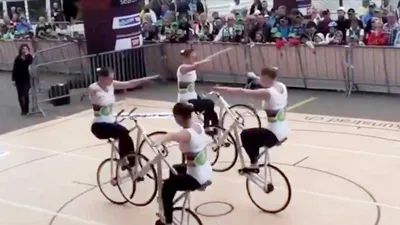 4 cô gái trình diễn xe đạp 1 bánh đẹp mắt